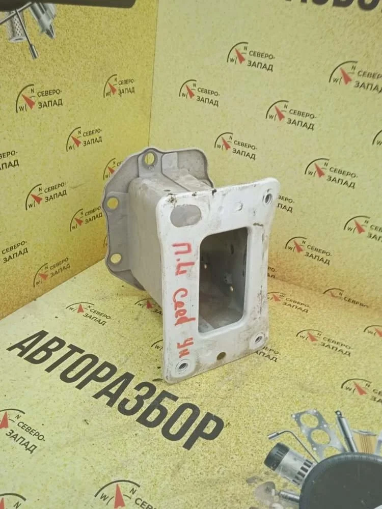 Кронштейн усилителя бампера Kia Ceed 2011 647101H010 ED G4FC, передний левый