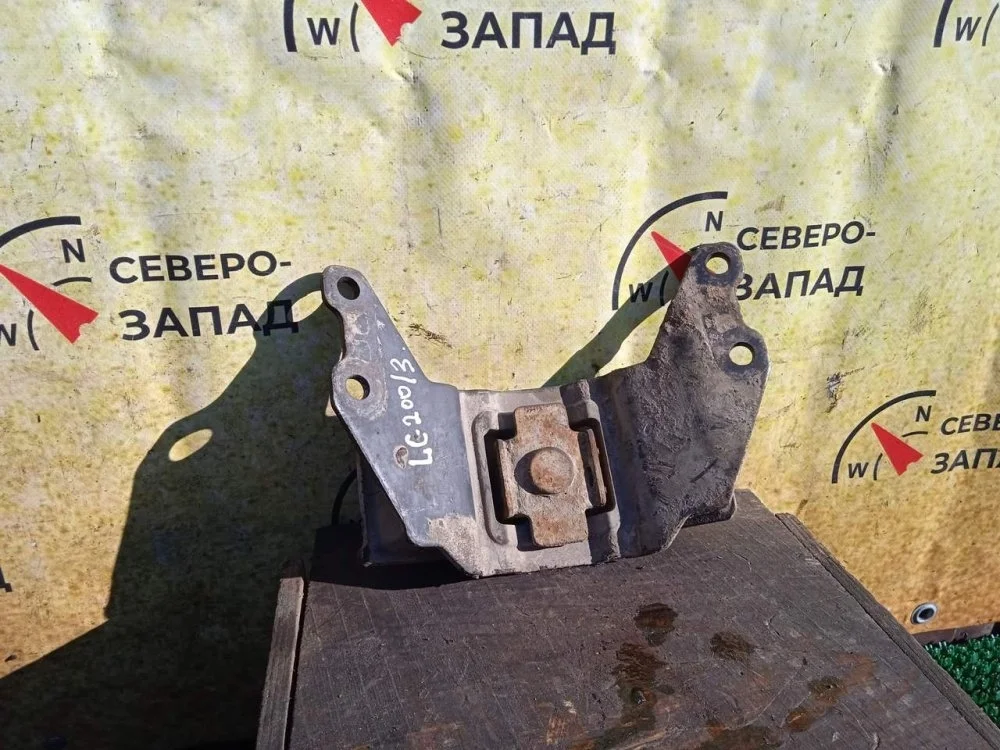 Подушка АКПП Toyota Land Cruiser 2011 1237151070 VDJ200 1VDFTV, задняя