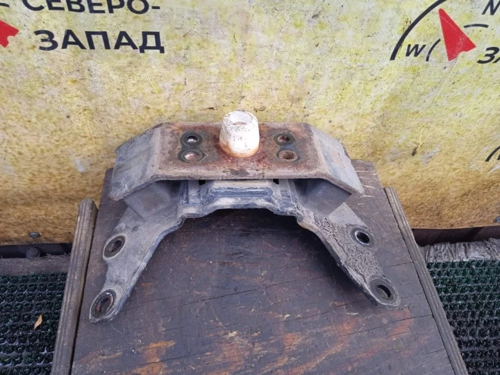 Подушка АКПП Toyota Land Cruiser 2012 1237151070 VDJ200 1VDFTV