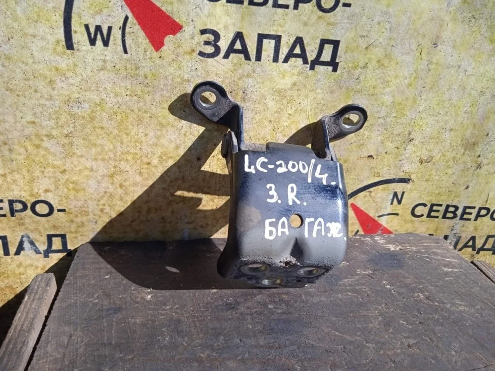 Петля багажника Toyota Land Cruiser 2012 6881028040 VDJ200 1VDFTV, правая