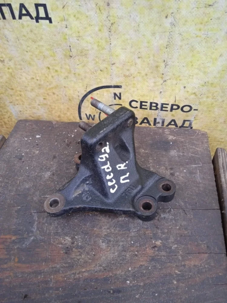 Кронштейн двигателя Kia Ceed 2008 216702B000 ED G4FC, правый