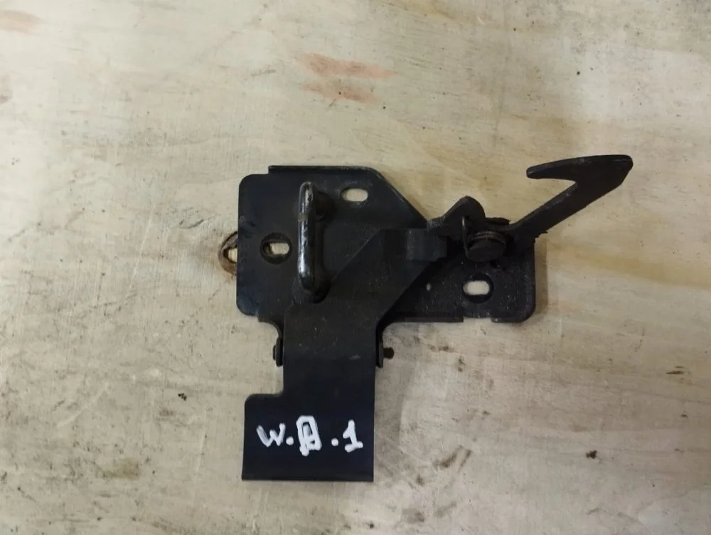 Крючок капота Volkswagen Amarok 2016 6Q0823480D CSHA