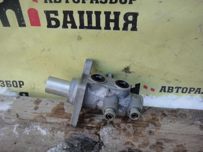 Главный тормозной циллиндр Land Rover Freelander LR014430