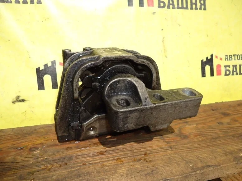 Подушка двигателя Volkswagen Touran