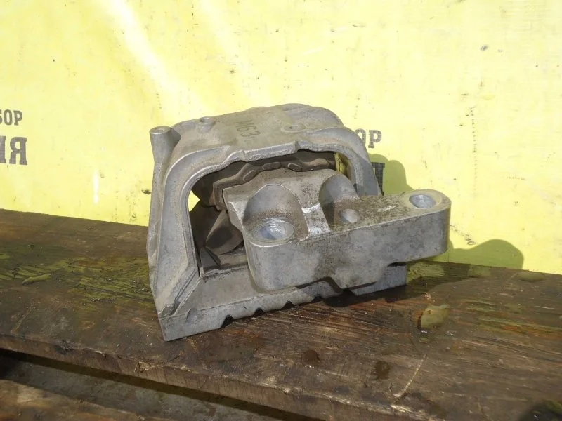 Подушка двигателя Volkswagen Passat B6