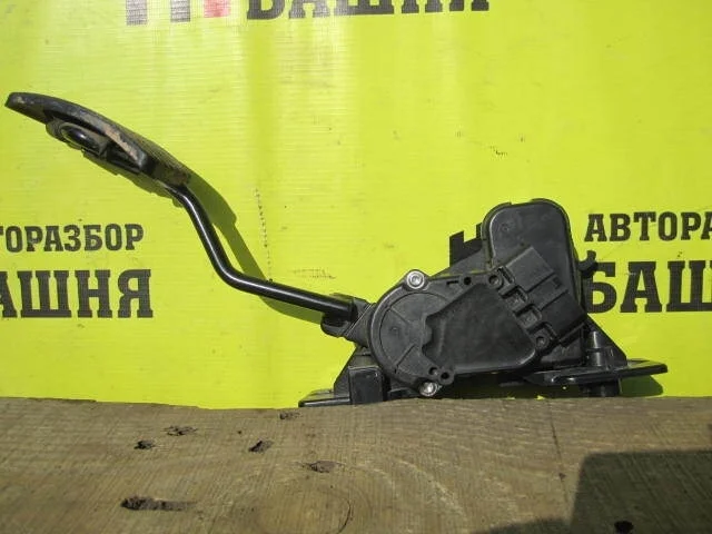 Педаль Mitsubishi L200 MR992933 KB4T 4D56