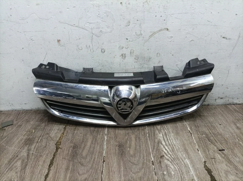 Решетка радиатора Opel Zafira B МИНИВЕН ПРАВЫЙ