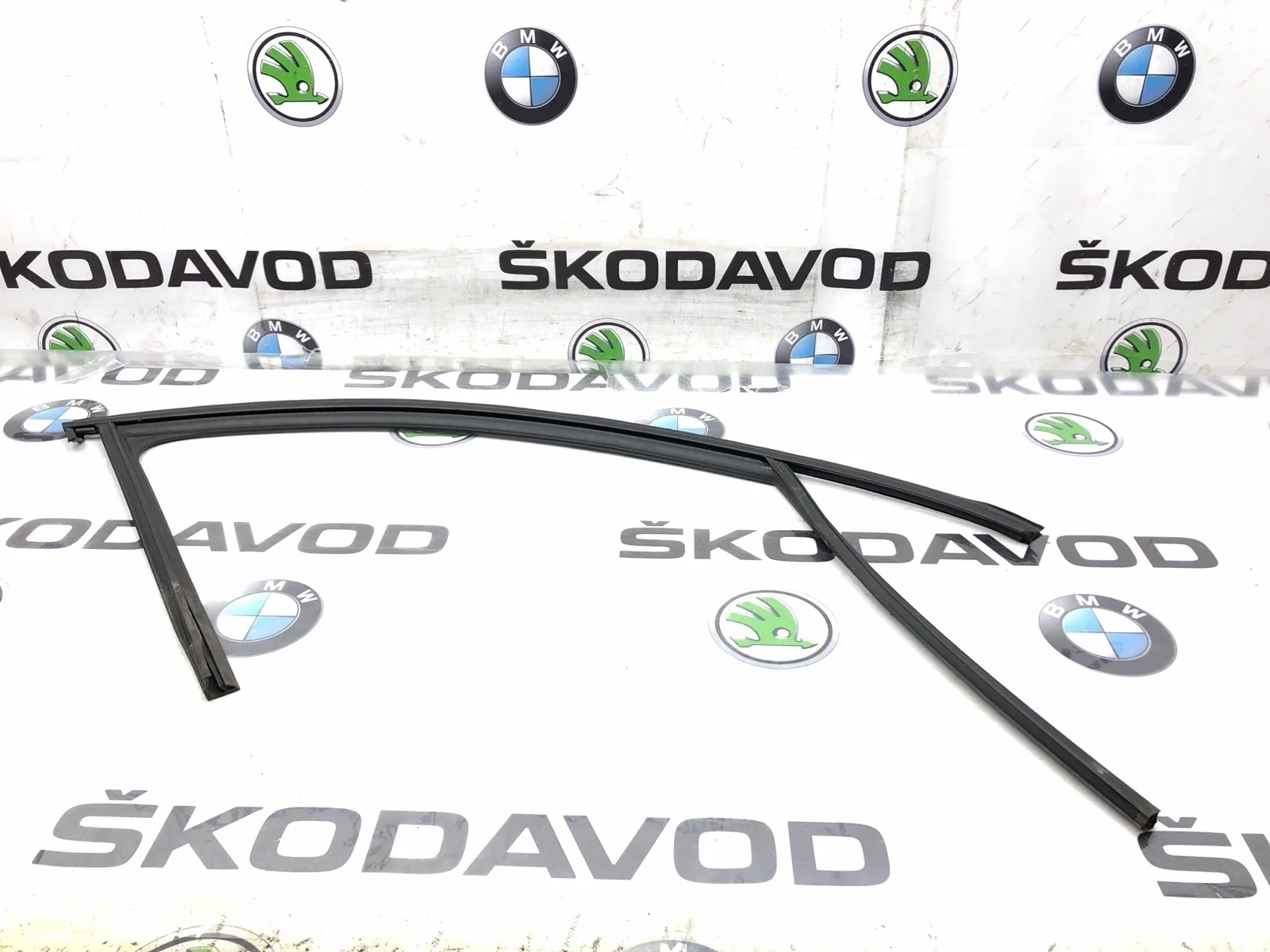 Уплотнитель стекла Skoda Octavia 2017 5E0837432D5AP A7 (5E) 1.6 DDYA, передний правый