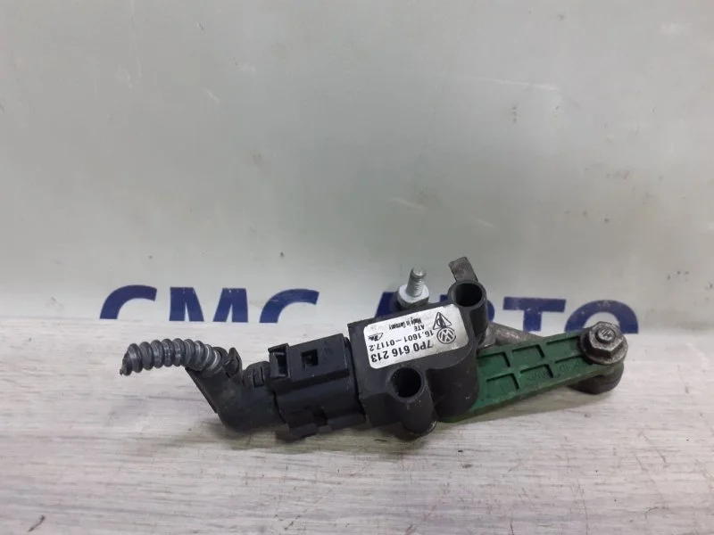 Датчик уровня подвески Volkswagen Touareg 7P0616213 NF 3.6, передний левый