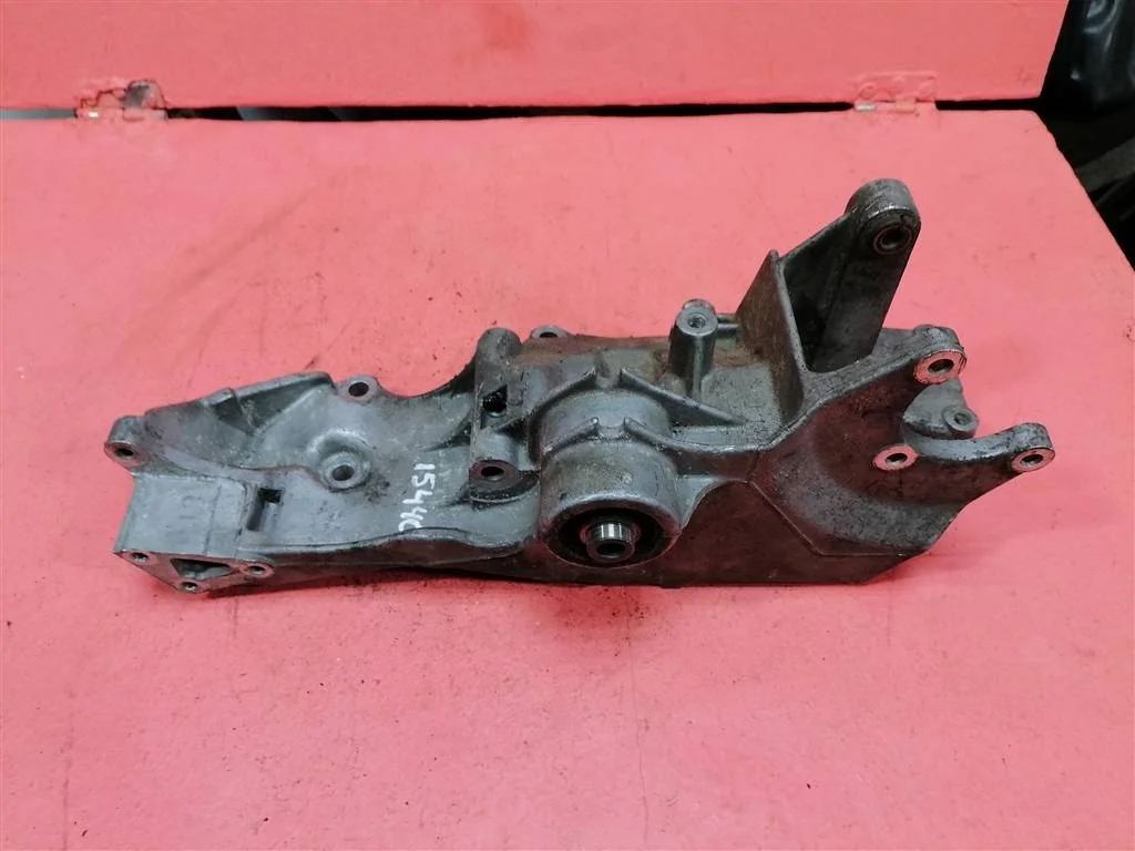 кронштейн генератора VW Passat (B5+) 2000-2005