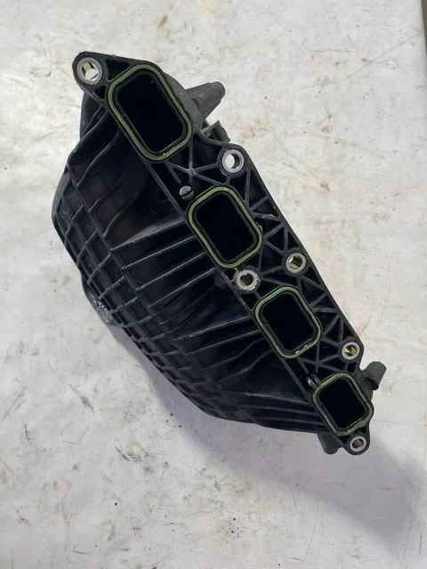 Коллектор впускной 137 VOLKSWAGEN GOLF V 1K1 / 1K5 2003-2009, SCIROCCO III 2008-2014, TOURAN I 1T1 / 1T2 2006-2010