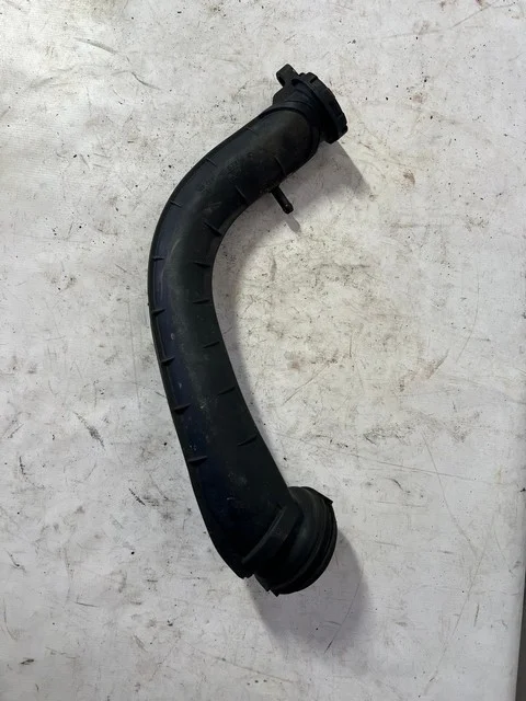 Патрубок корпуса воздушного фильтра 137 VOLKSWAGEN JETTA V 1K2 / 1K5 2005-2011, GOLF VI 5K1 / AJ5 2009-2013, SCIROCCO III 2008-2014