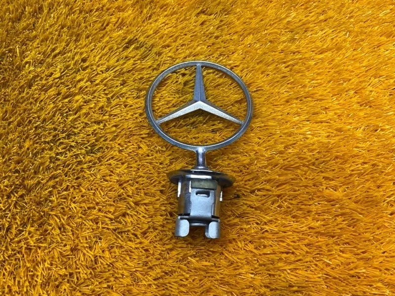 Эмблема на капот Mercedes-Benz -Class 2007 W204