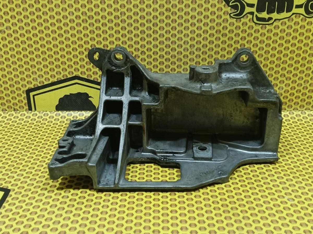 Кронштейн опоры двигателя Nissan Juke 2012 F15