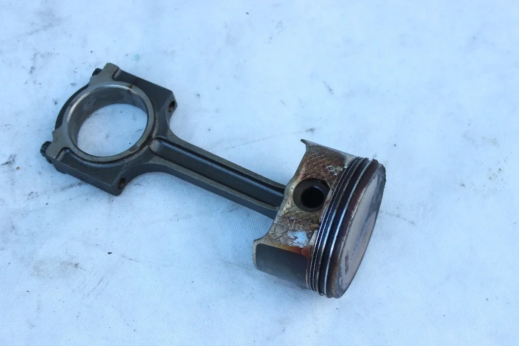 Поршень с шатуном Duratec-HE 1.8 Ford Focus 2