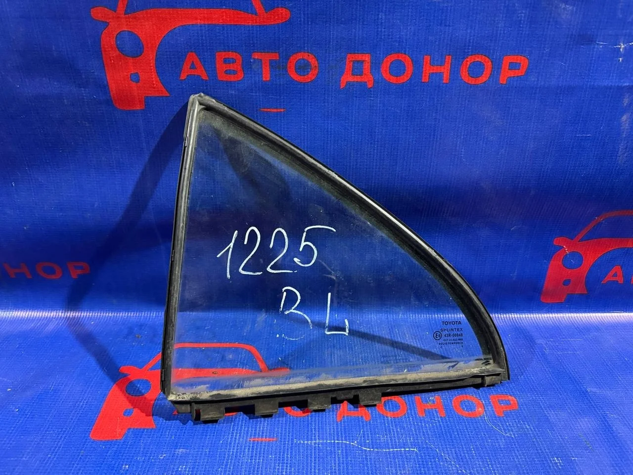 стекло TOYOTA AVENSIS AZT251 -