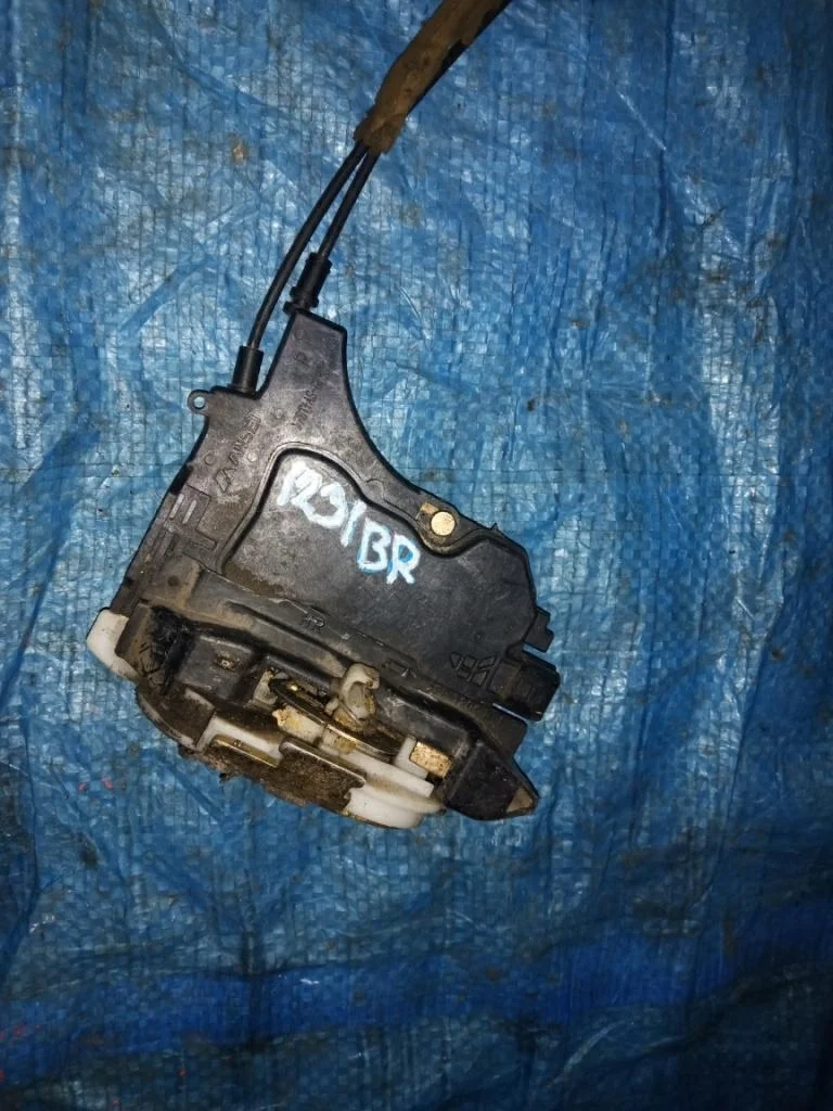 замок двери MITSUBISHI COLT Z23A -