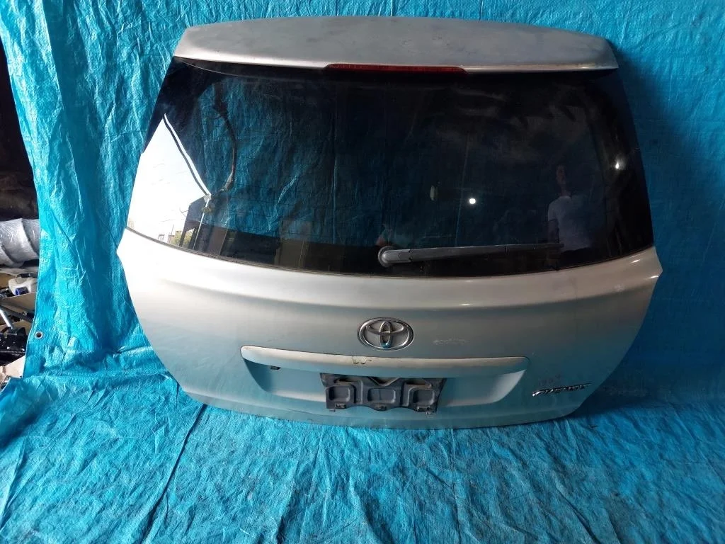 дверь багажника TOYOTA AVENSIS AZT250 -