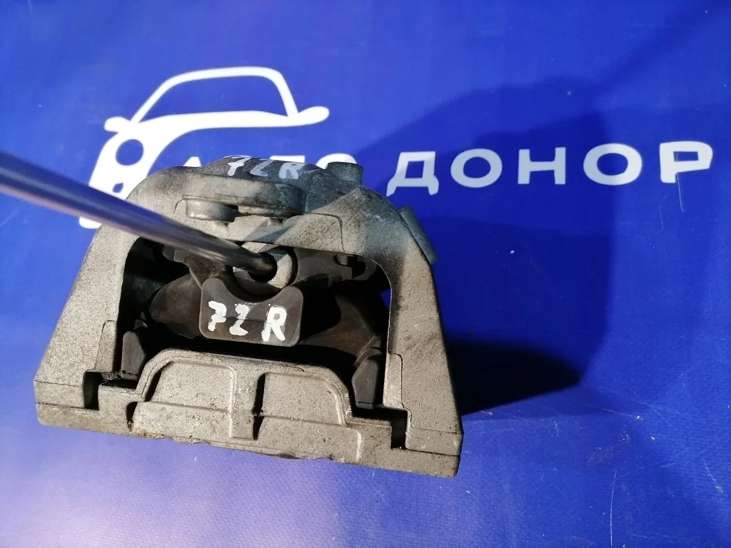 подушка двигателя VOLKSWAGEN BORA 1J2 AUE