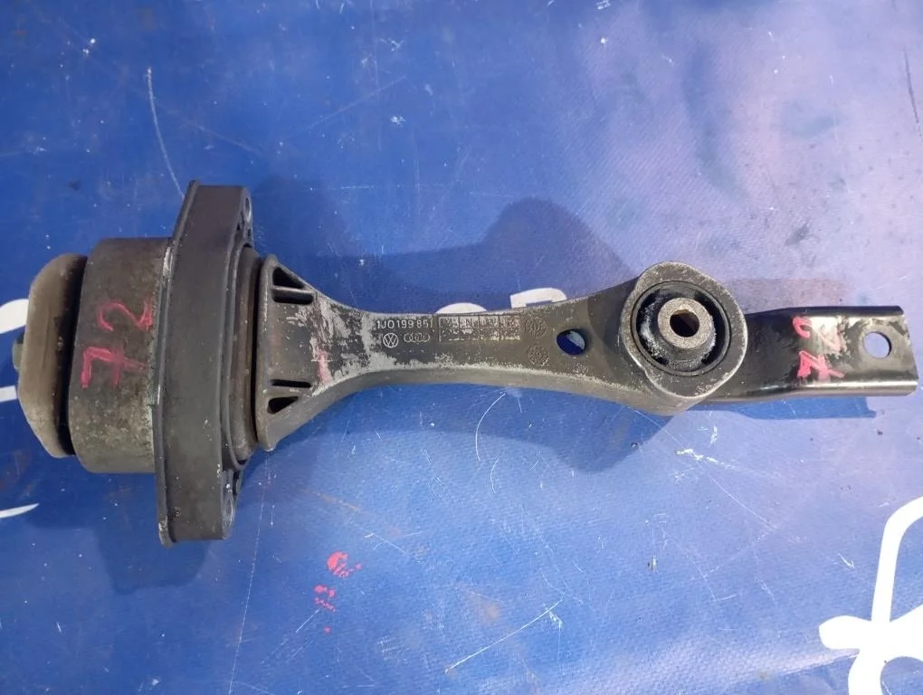 подушка двигателя VOLKSWAGEN BORA 1J2 AUE