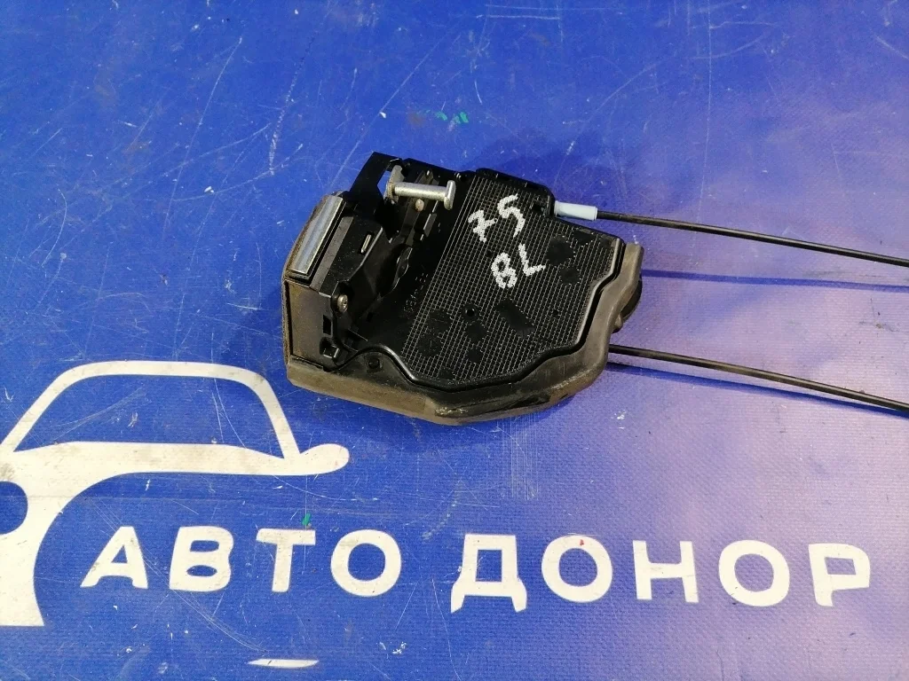 замок двери TOYOTA AURIS NZE151 1NZFE