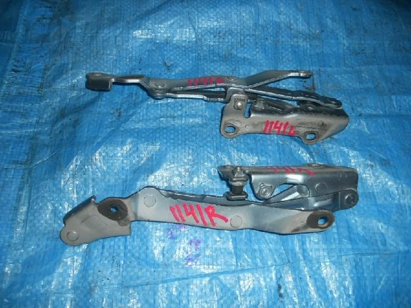 петля крышки багажника MITSUBISHI LANCER CY4A -