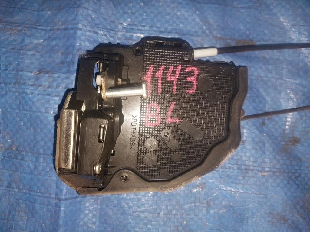 замок двери TOYOTA AURIS ZRE152 -