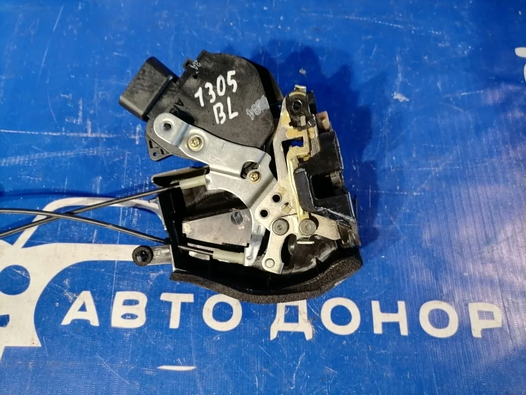 замок двери TOYOTA KLUGER MCU25 -
