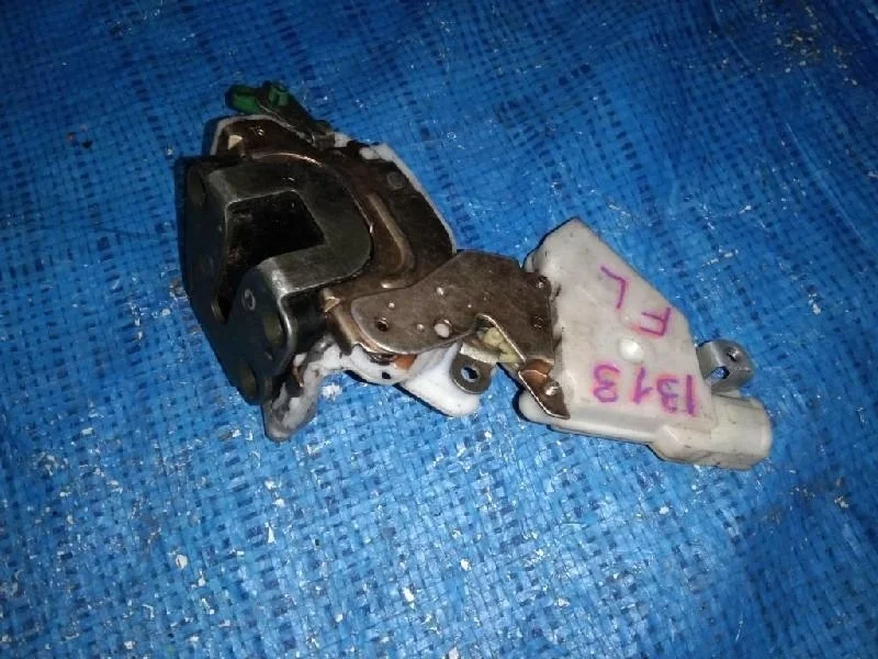 замок двери NISSAN RNESSA PNN30 KA24DE