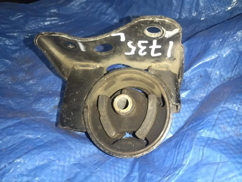 подушка двигателя NISSAN TINO V10 QG18DE