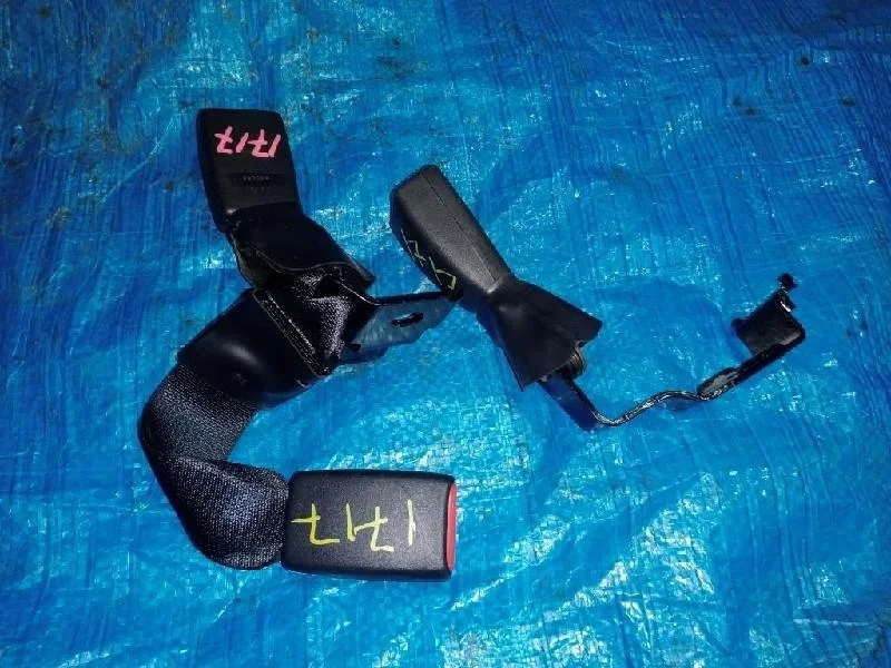 ремень безопасности TOYOTA AVENSIS AZT250 -