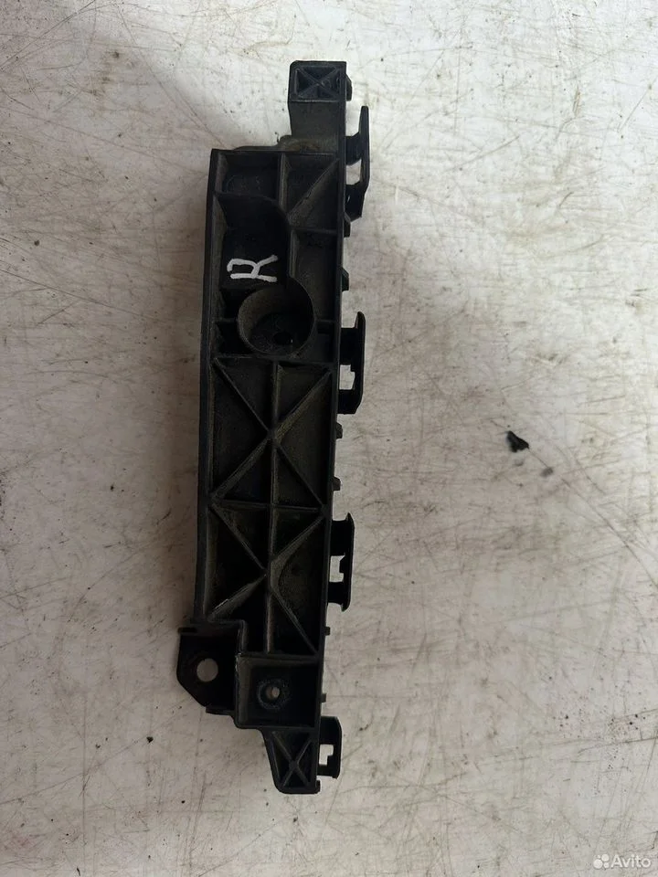 Кронштейн передний правый hyundai ix35 2009