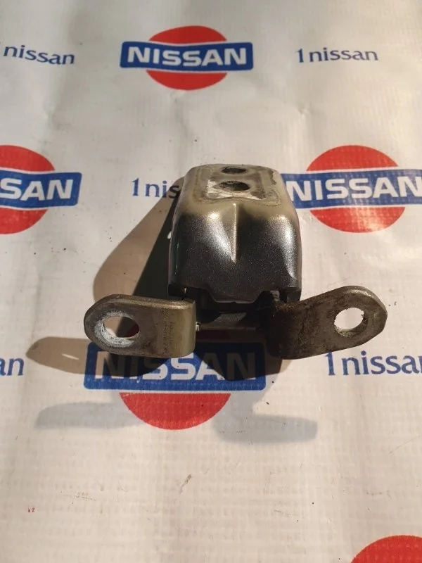 Петля двери Nissan Qashqai 2015 824214EA0A J11 HRA2, передняя левая