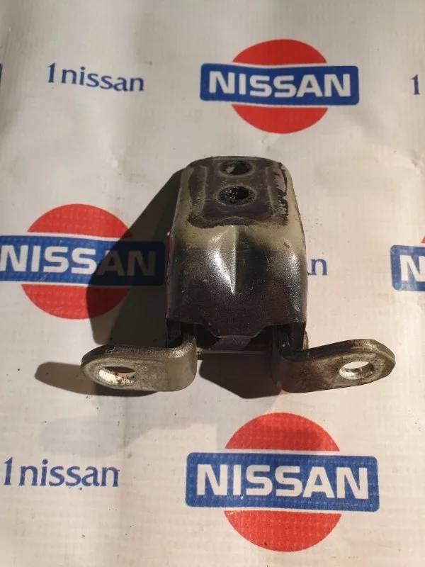 Петля двери Nissan Qashqai 2015 824214EA0A J11 HRA2, передняя правая