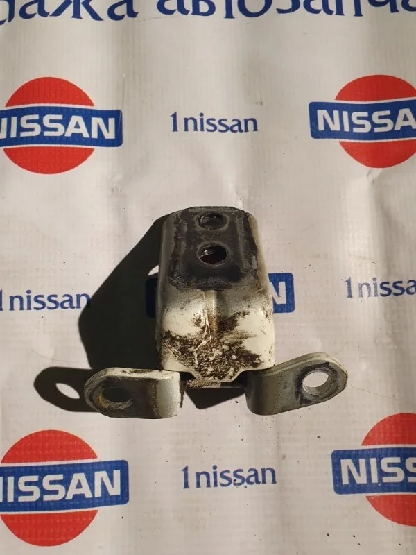 Петля двери Nissan Qashqai 2015 824214EA0A J11 R9M, передняя правая