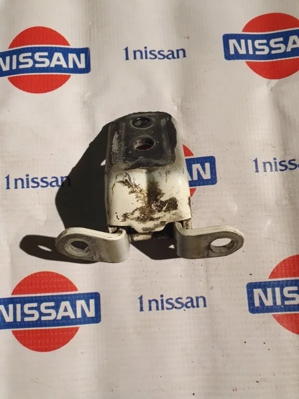 Петля двери Nissan Qashqai 2015 824204EA0A J11 R9M, передняя правая