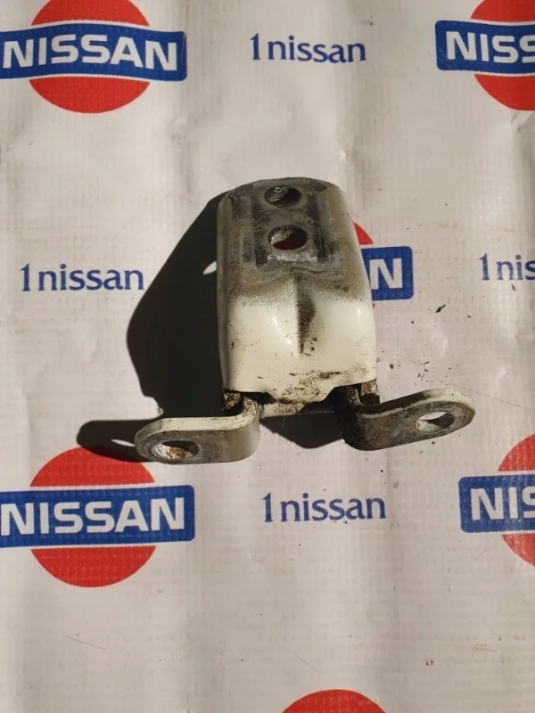 Петля двери Nissan Qashqai 2015 824214EA0A J11 R9M, задняя левая