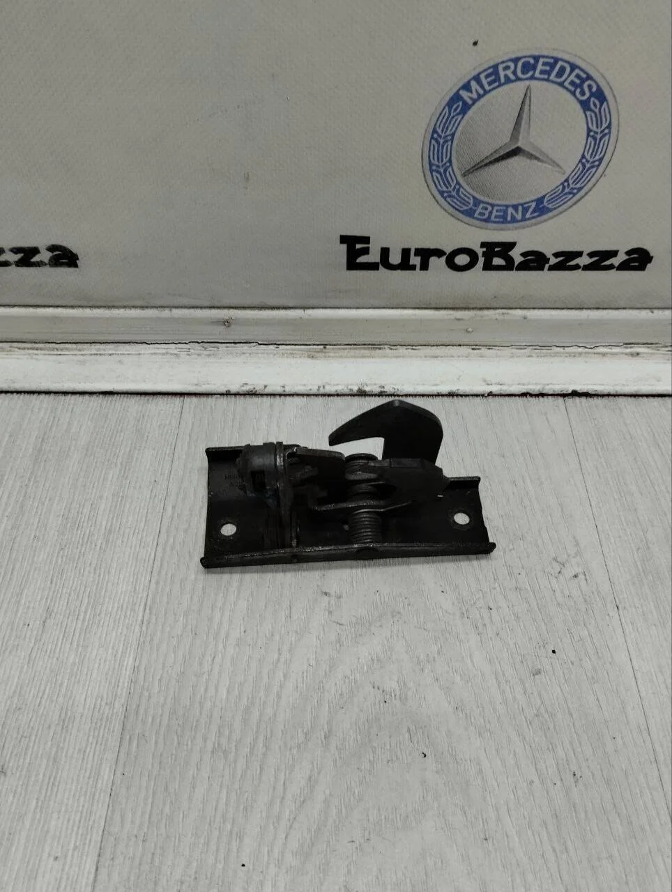Замок открытия капота Mercedes W211