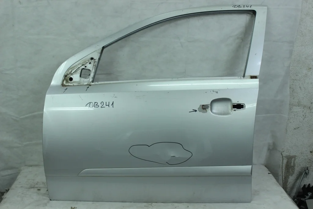 Дверь передняя левая дефект Opel Astra H ДВ241