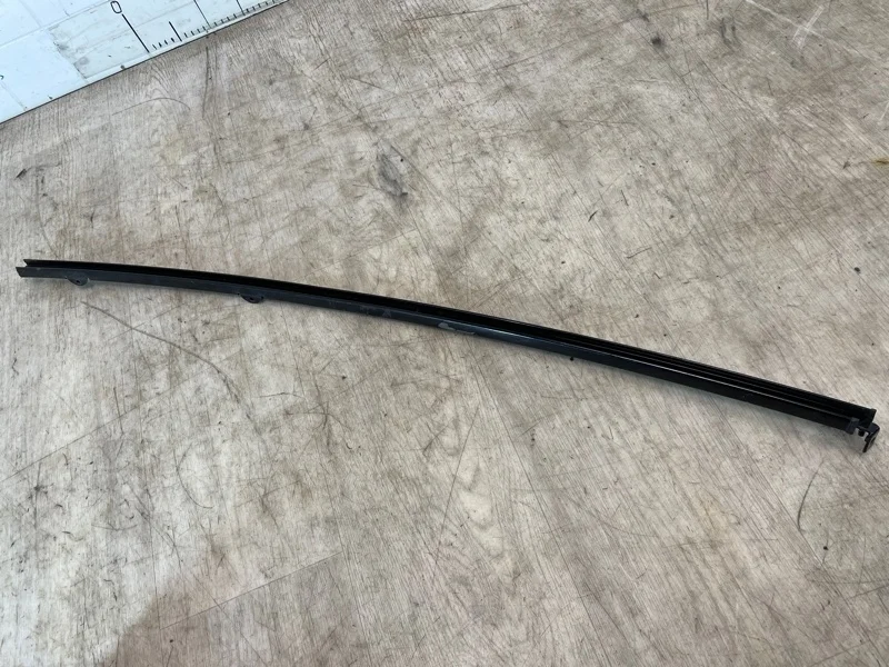 Направляющая планка стекла двери MITSUBISHI PAJERO 4 2007, 2008, 2009, 2010, 2011, 2012, 2013, 2014, 2015, 2016, 2017, 2018 V87W, V88V, V88W, V93W, V97W, V98V, V98W