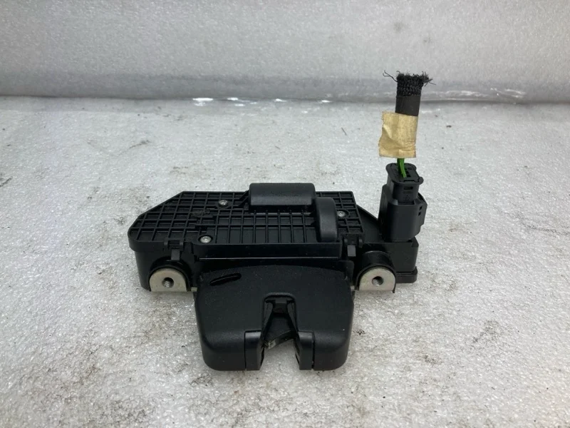 Замок крышки багажника Peugeot 2008 2013-2019 9684648680