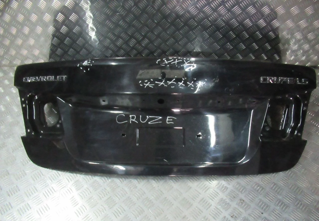 Крышка багажника Chevrolet Cruze седан oem 95950847 (вмятины) (скл-3)