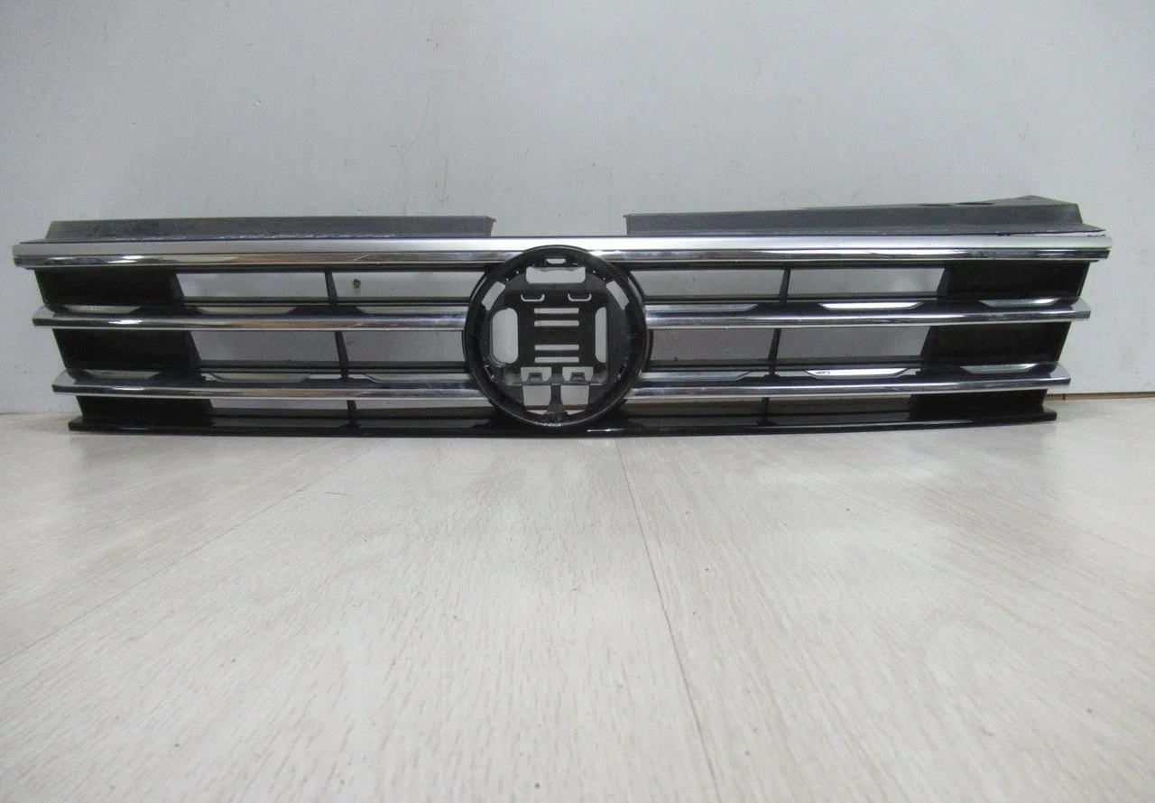 Решетка радиатора Volkswagen Tiguan 2 (17>) oem 5na853651g (трещина) (скл-3)