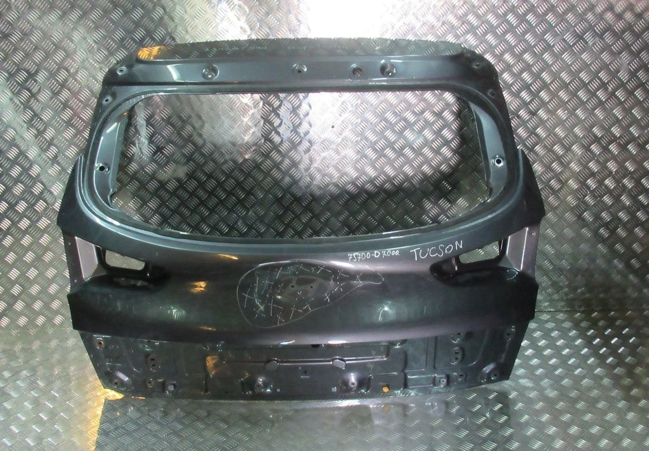 Крышка багажника Hyundai Tucson 3 oem 73700D7000 (вмятина)  (скл-3)