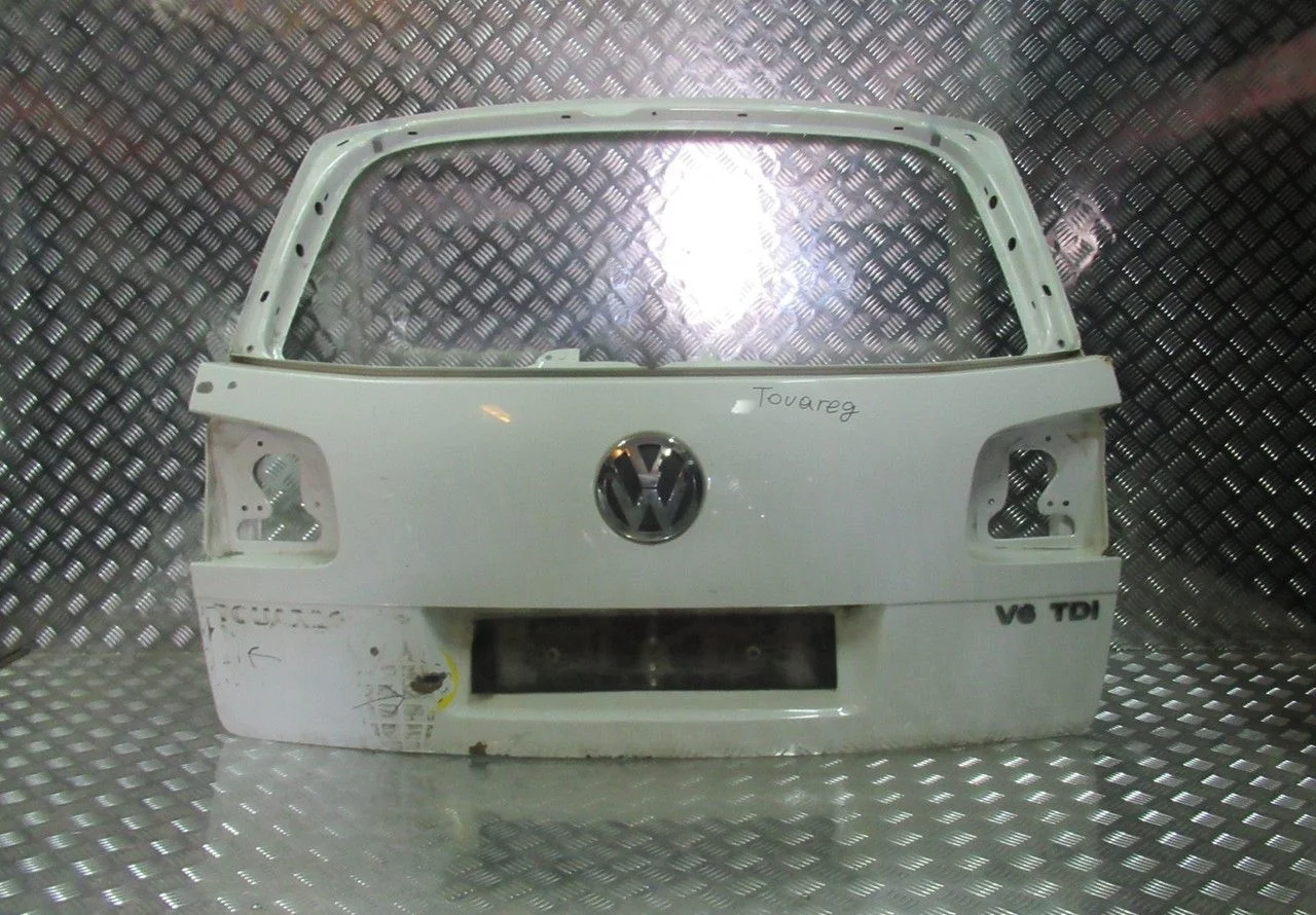 Крышка багажника Volkswagen Touareg NF oem 7P6827025C (вмятина) (дефект) (скл-3)