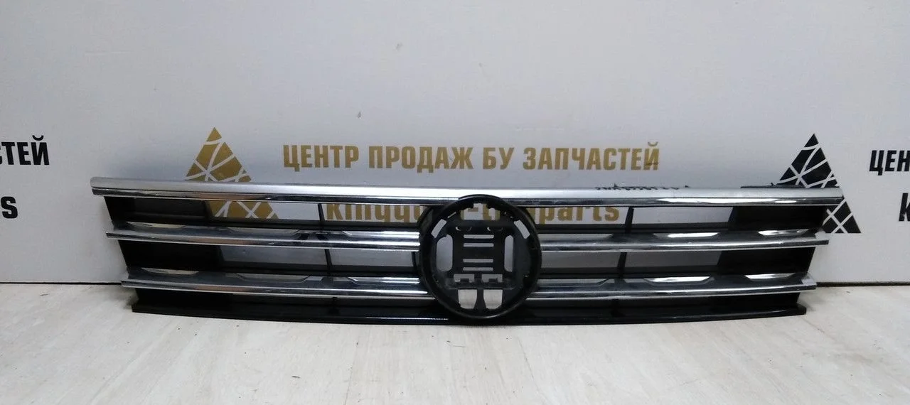 Решетка радиатора Volkswagen Tiguan 2 дорест 16-20 oem 5NA853653B