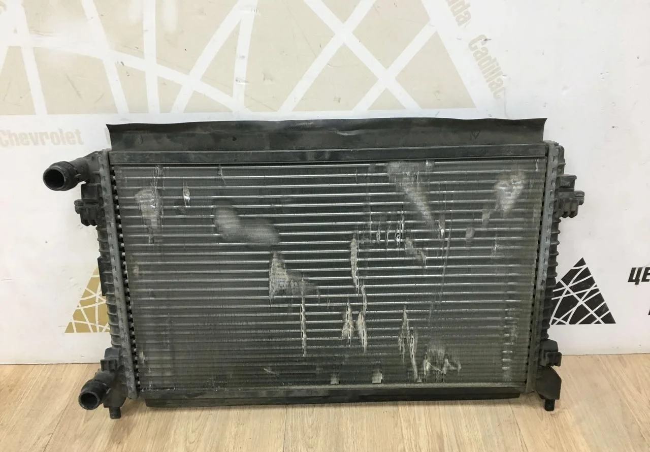 Радиатор охлаждения Skoda Octavia (1,6) OEM 5Q0121251HC