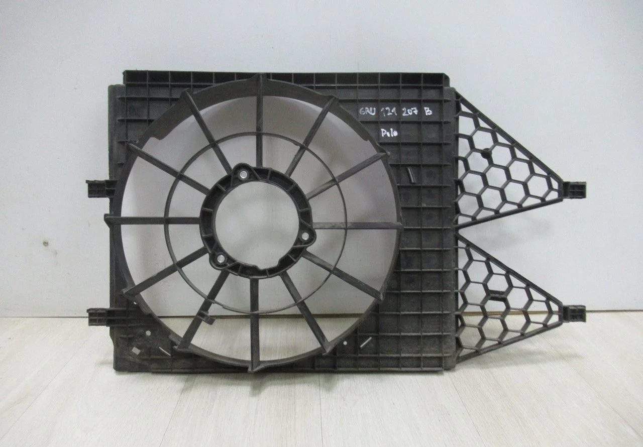 Диффузор вентилятора Volkswagen Polo oem 6RU121207B (слом.мал.часть)