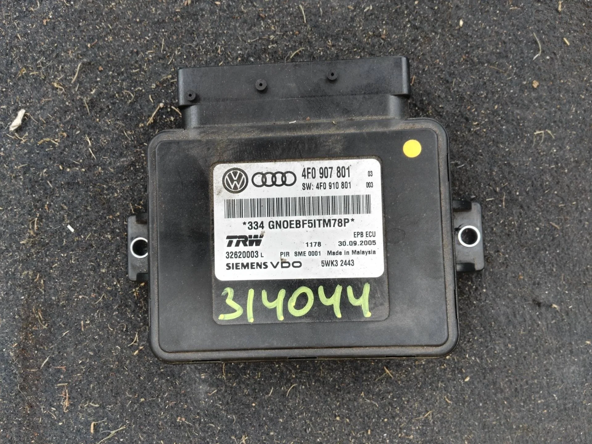 блок управления ручником Audi A6  2006