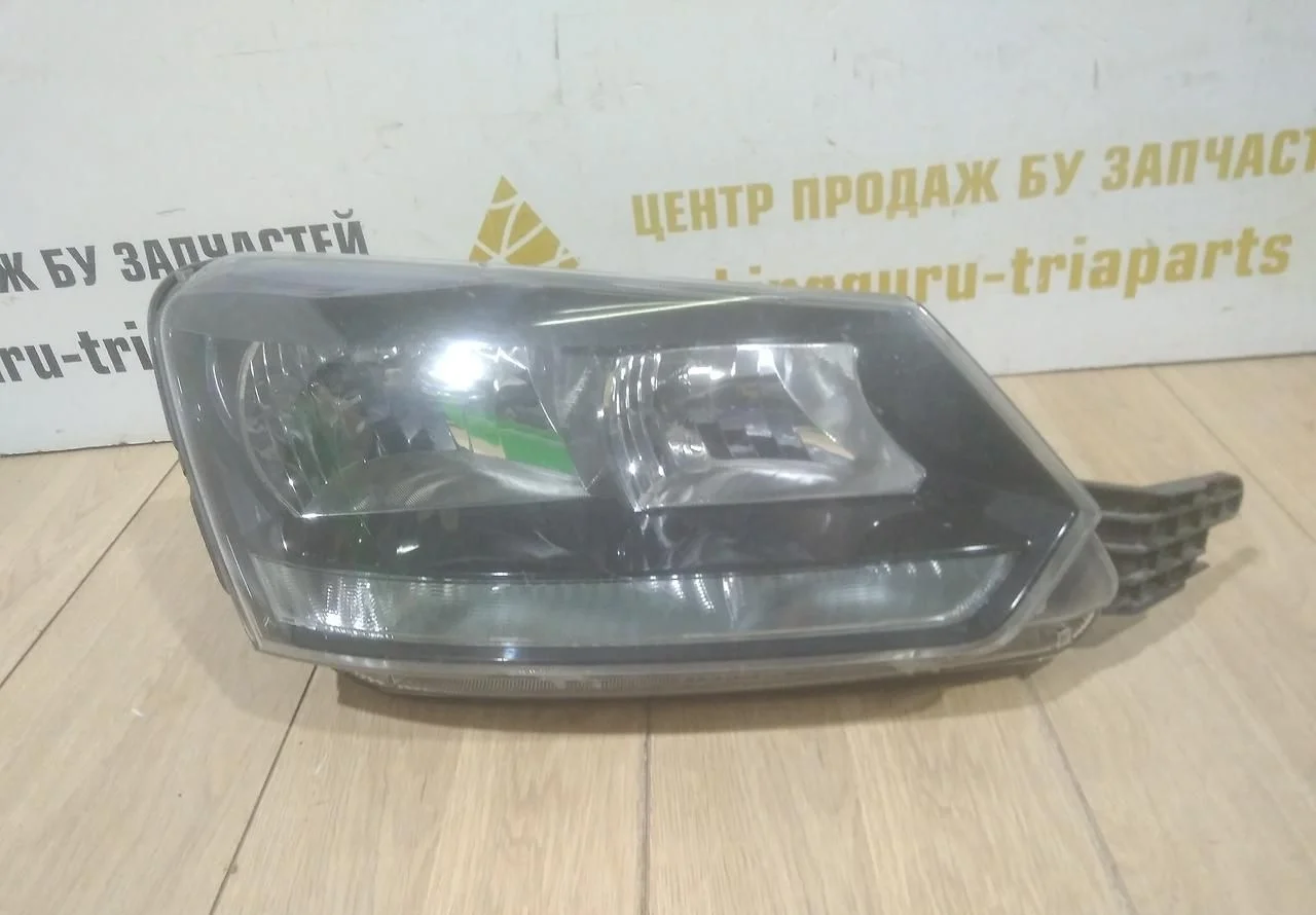 Фара галоген правая бу Skoda Yeti OEM 5L1941016D